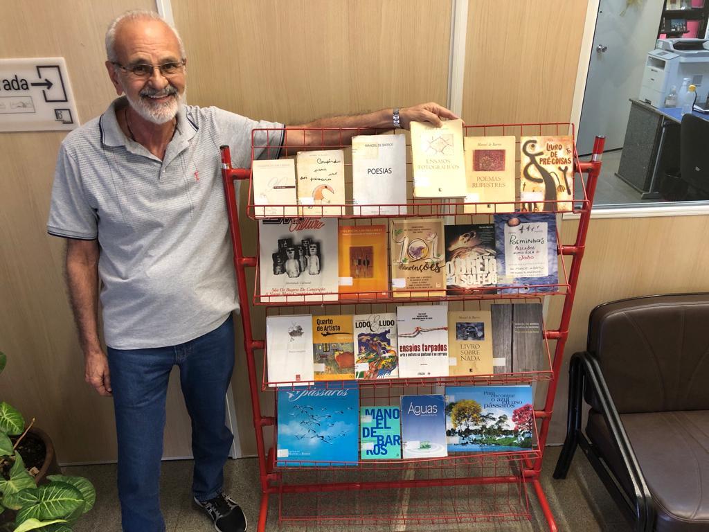 Biblioteca Isaias Paim faz exposição em comemoração aos 107 anos do nascimento de Manoel de Barros. Biblioteca Isaias Paim faz exposição em comemoração aos 107 anos do nascimento de Manoel de Barros.