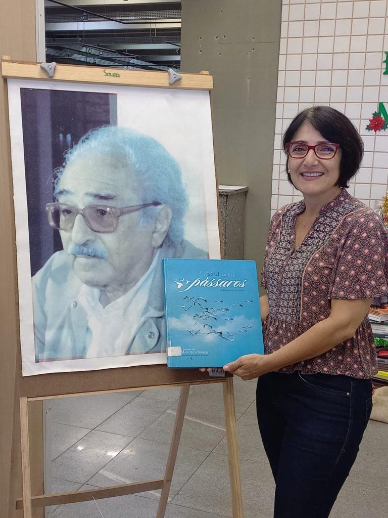 Biblioteca Isaias Paim faz exposição em comemoração aos 107 anos do nascimento de Manoel de Barros. Biblioteca Isaias Paim faz exposição em comemoração aos 107 anos do nascimento de Manoel de Barros.