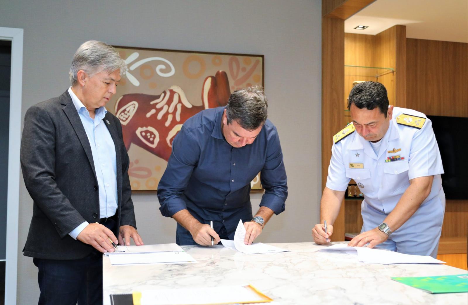Governo e Marinha selam cooperação para operações de evacuação aeromédicas em helicópteros. Governo e Marinha selam cooperação para operações de evacuação aeromédicas em helicópteros.