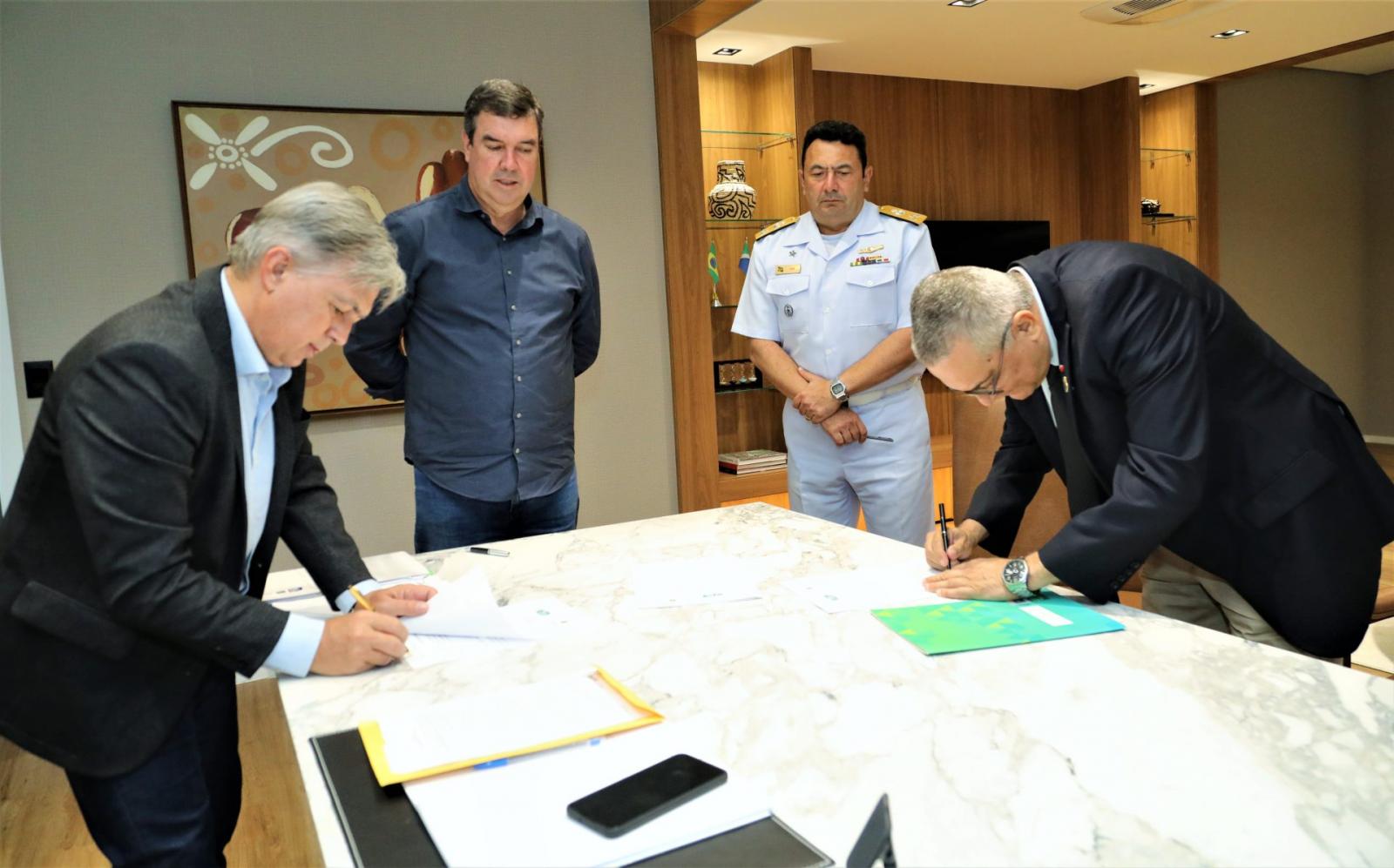Governo e Marinha selam cooperação para operações de evacuação aeromédicas em helicópteros. Governo e Marinha selam cooperação para operações de evacuação aeromédicas em helicópteros.