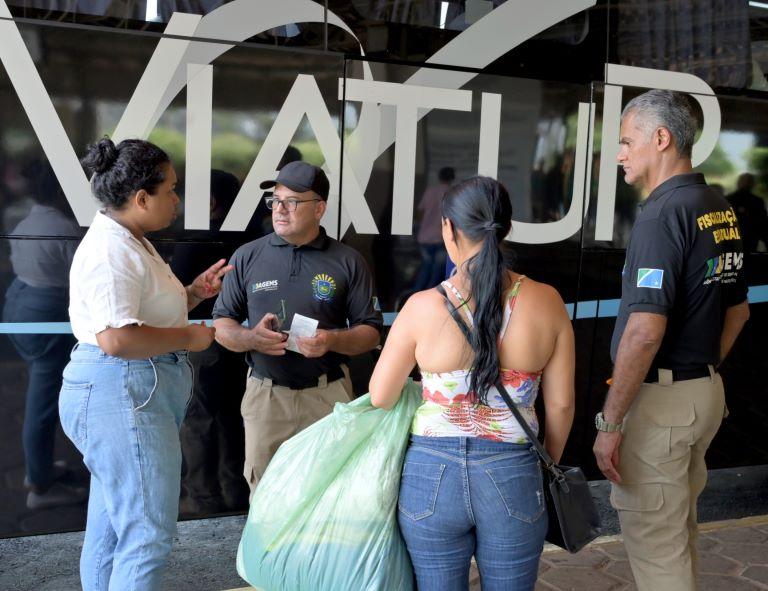 Segurança a bordo: Agems e PRF orientam mais de 400 passageiros de ônibus na Operação Rodovida. Segurança a bordo: Agems e PRF orientam mais de 400 passageiros de ônibus na Operação Rodovida.
