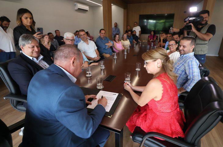 Governo do Estado firma convênio para revitalizar Estádio Municipal de Sidrolândia. Governo do Estado firma convênio para revitalizar Estádio Municipal de Sidrolândia.