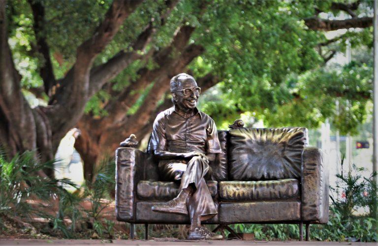 Biblioteca Isaias Paim faz exposição em comemoração aos 107 anos do nascimento de Manoel de Barros. Biblioteca Isaias Paim faz exposição em comemoração aos 107 anos do nascimento de Manoel de Barros.