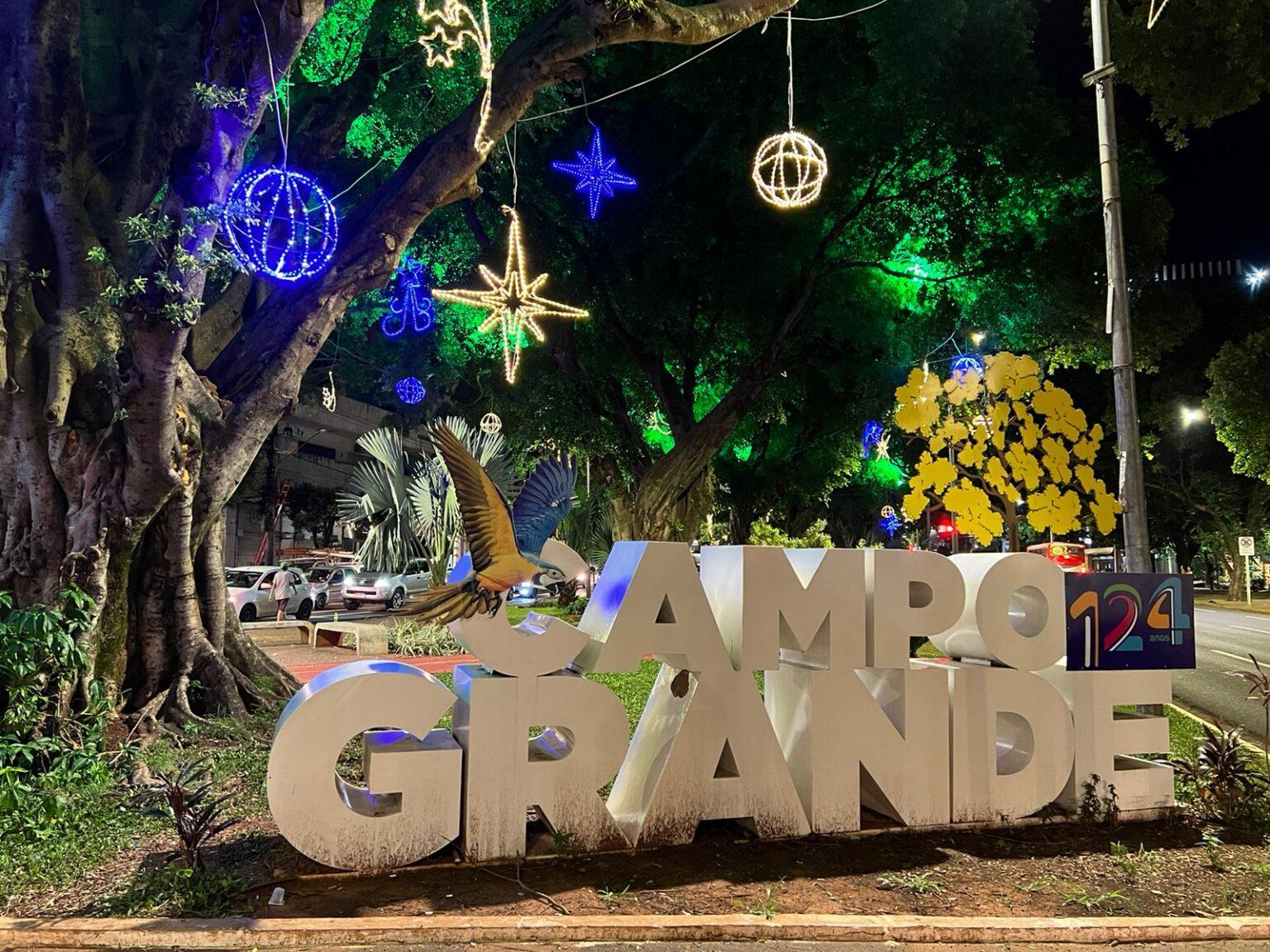 Campo Grande entra no clima do Natal com ruas e avenidas iluminadas.