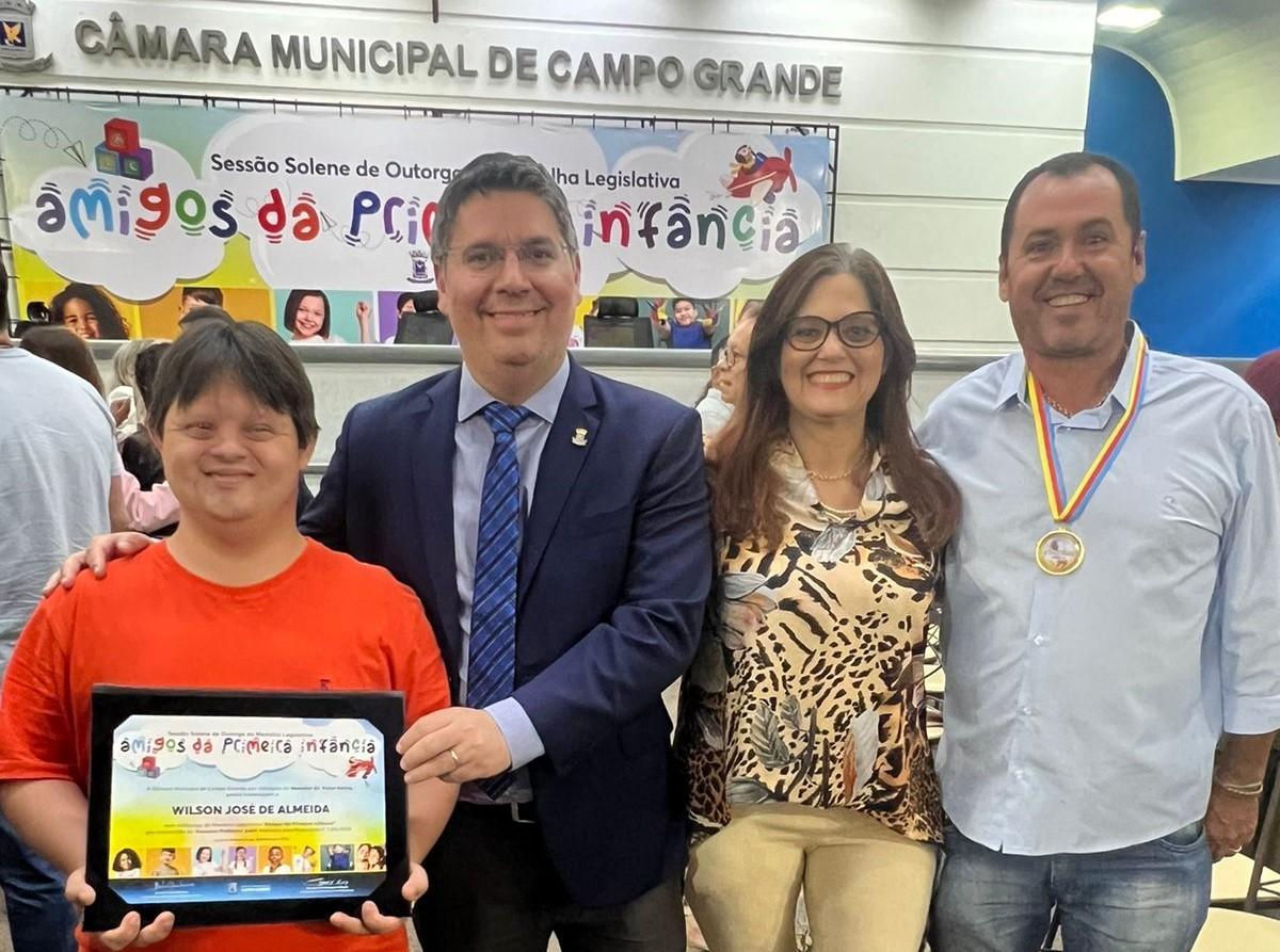 Dr. Victor Rocha entrega a Medalha “Amigos e Amigas da Primeira Infância” para Lar Vovó Miloca e Associação Juliano Varela.