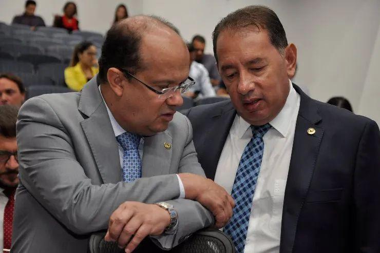 Gerson Claro e Barbosinha comandarão o Estado nas férias do Governador Eduardo Riedel. Gerson Claro e Barbosinha comandarão o Estado nas férias do Governador Eduardo Riedel.