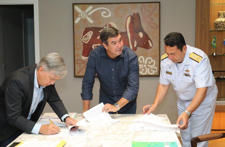 Governo e Marinha selam cooperação para operações de evacuação aeromédicas em helicópteros. Governo e Marinha selam cooperação para operações de evacuação aeromédicas em helicópteros.