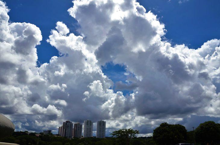 Natal é embalado por instabilidades e probabilidade de chuva é destaque nesta segunda-feira.  Natal é embalado por instabilidades e probabilidade de chuva é destaque nesta segunda-feira.