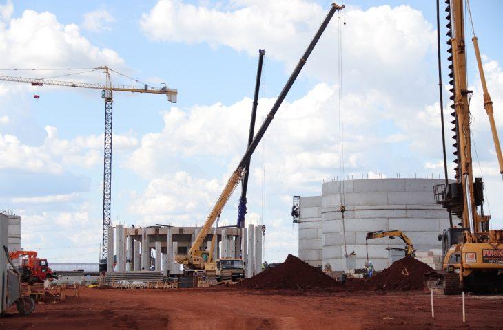 Obra de indústria de etanol de cereais gera 600 empregos em Sidrolândia. Obra de indústria de etanol de cereais gera 600 empregos em Sidrolândia.