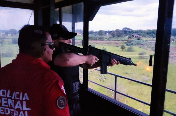 Policiais penais de Dourados se aperfeiçoam em técnicas de combate em torre para atuação em caso de ataques externos. Policiais penais de Dourados se aperfeiçoam em técnicas de combate em torre para atuação em caso de ataques externos.