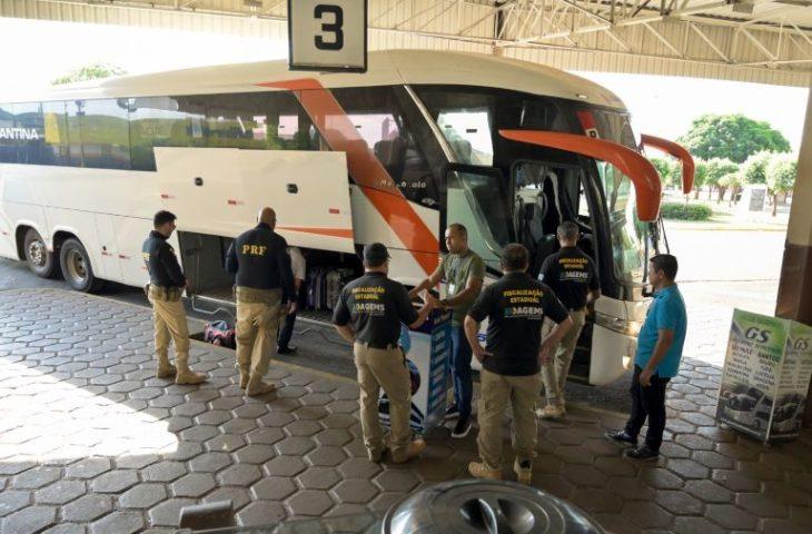 Segurança a bordo: Agems e PRF orientam mais de 400 passageiros de ônibus na Operação Rodovida. Segurança a bordo: Agems e PRF orientam mais de 400 passageiros de ônibus na Operação Rodovida.
