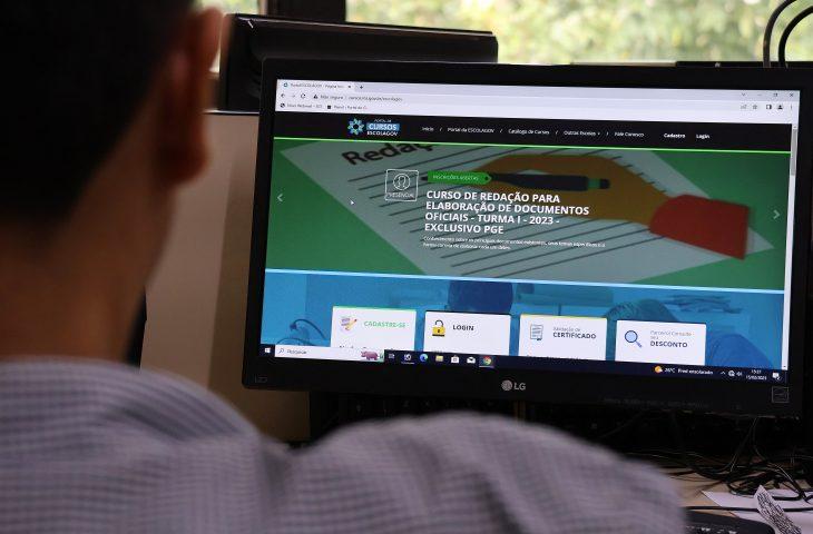 Servidores de MS podem se graduar em Gestão Pública gratuitamente em parceria entre Escolagov e UEMS. Servidores de MS podem se graduar em Gestão Pública gratuitamente em parceria entre Escolagov e UEMS.