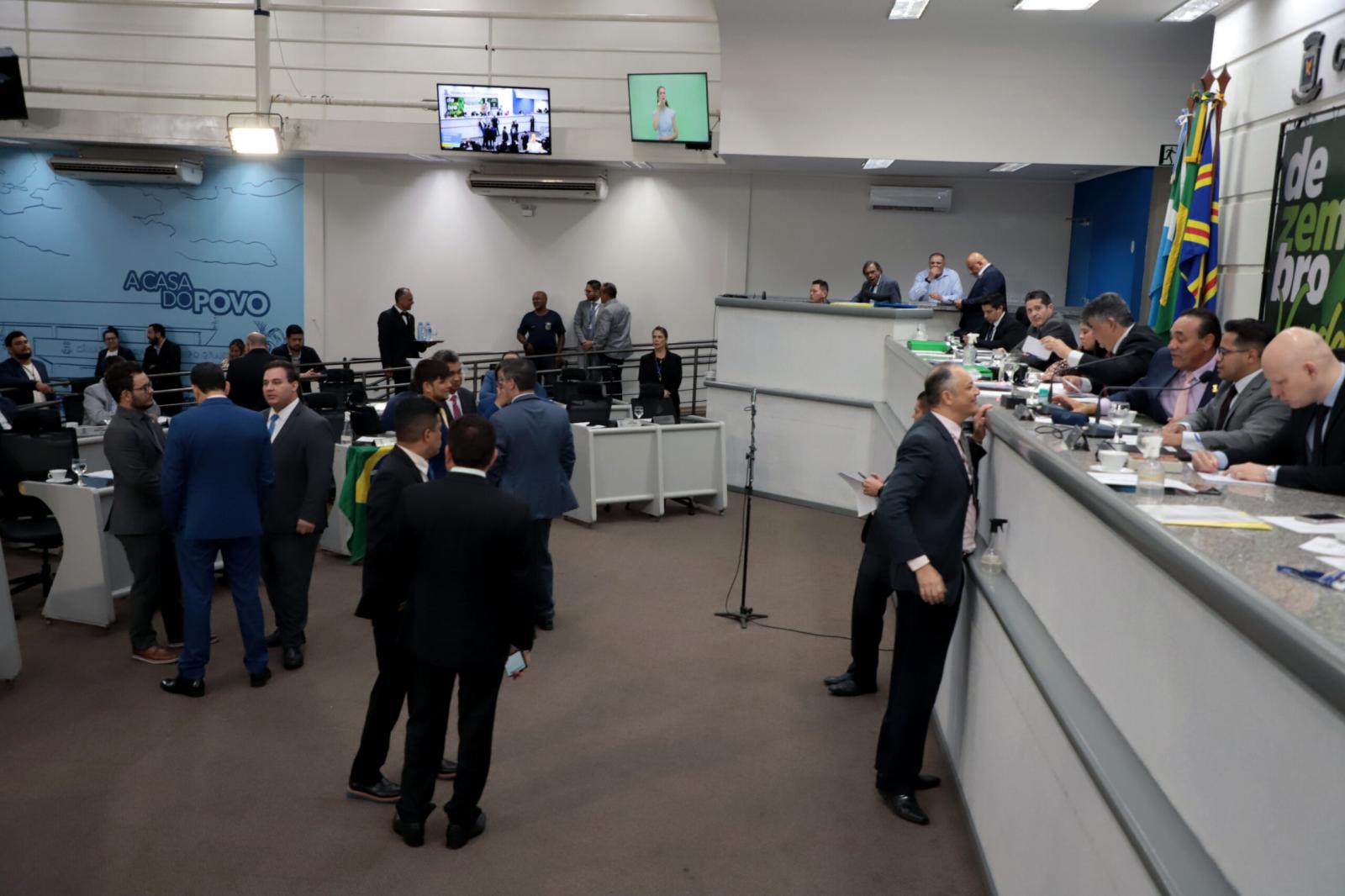 Vereadores analisam nove projetos na sessão desta terça-feira.