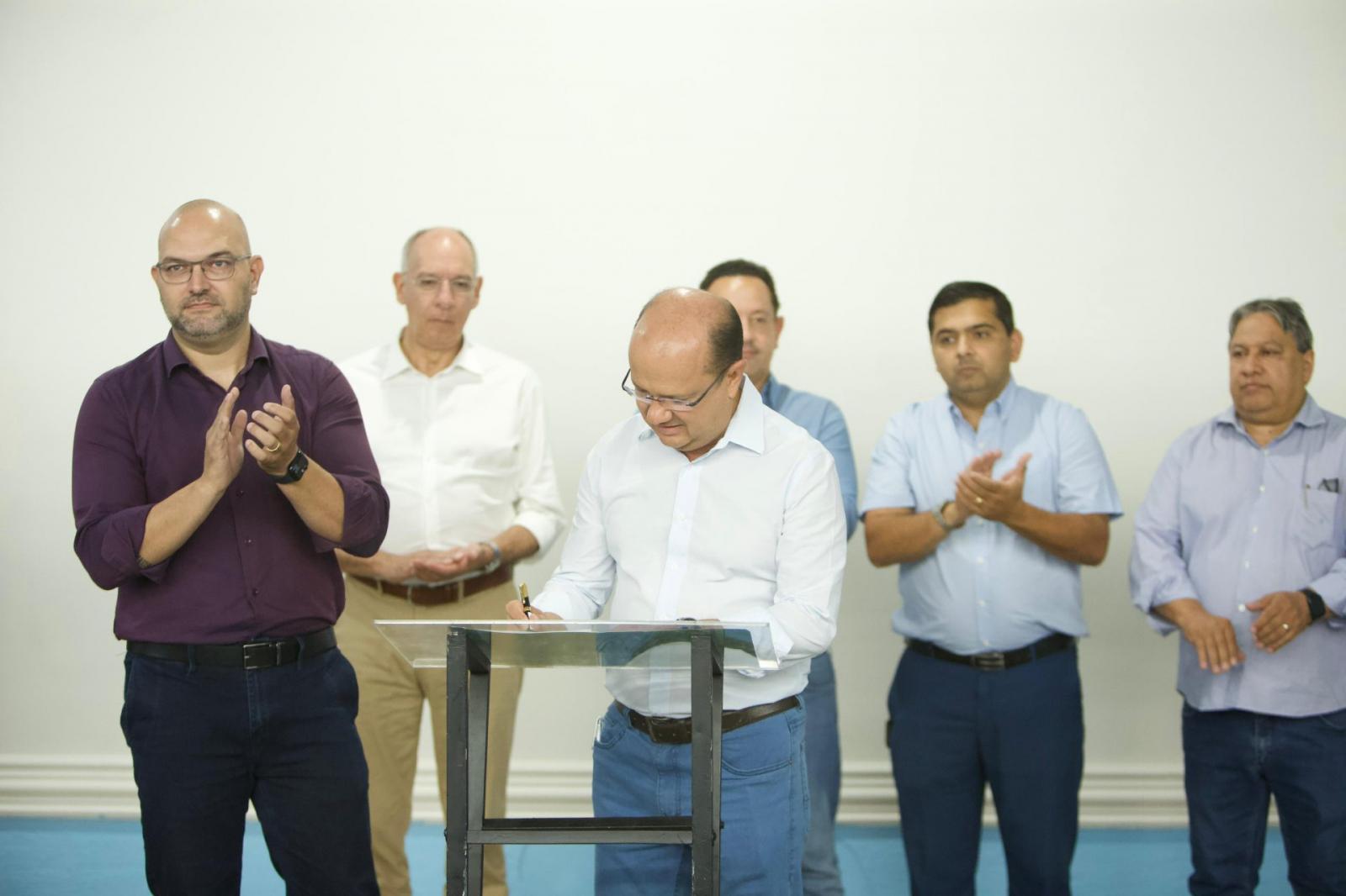 Barbosinha inaugura sistema para segurança hídrica e abastecimento e anuncia reformas em 4 escolas. Barbosinha inaugura sistema para segurança hídrica e abastecimento e anuncia reformas em 4 escolas.