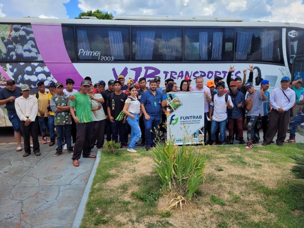 Funtrab atua no cadastro, encaminhamento e embarque de indígenas para colheita da maçã. Funtrab atua no cadastro, encaminhamento e embarque de indígenas para colheita da maçã.