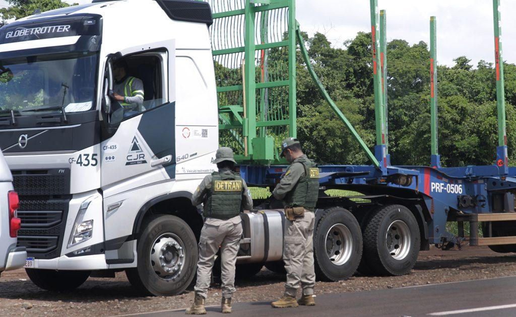 Rodovida: fiscalização educativa na MS-040 aborda mais de 20 motoristas e orienta sobre exame toxicológico. Rodovida: fiscalização educativa na MS-040 aborda mais de 20 motoristas e orienta sobre exame toxicológico.