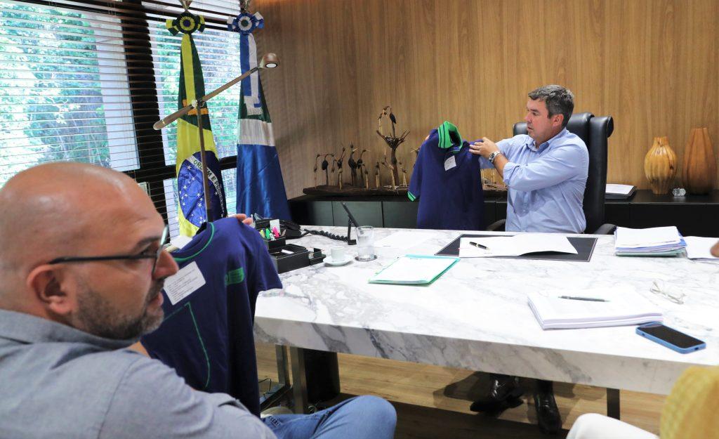 Pela 1ª vez, administrativos da educação terão uniforme; confira como será vestimenta de alunos e funcionários.