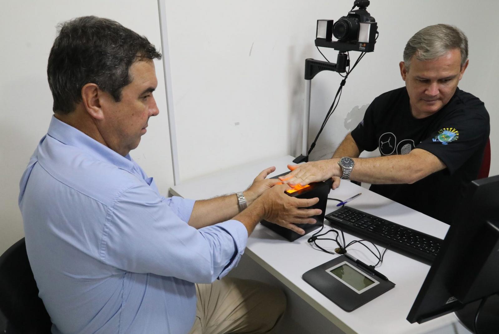 Governador faz novo RG e destaca que documento é gratuito à população.