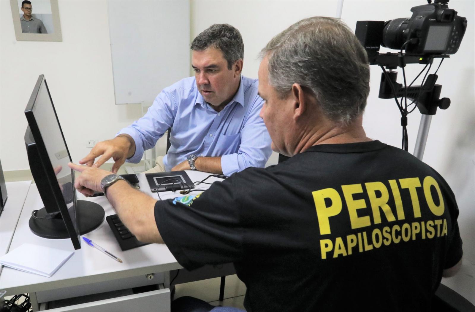 Governador faz novo RG e destaca que documento é gratuito à população.