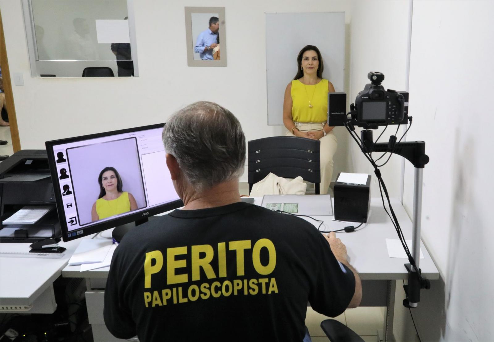 Governador faz novo RG e destaca que documento é gratuito à população.