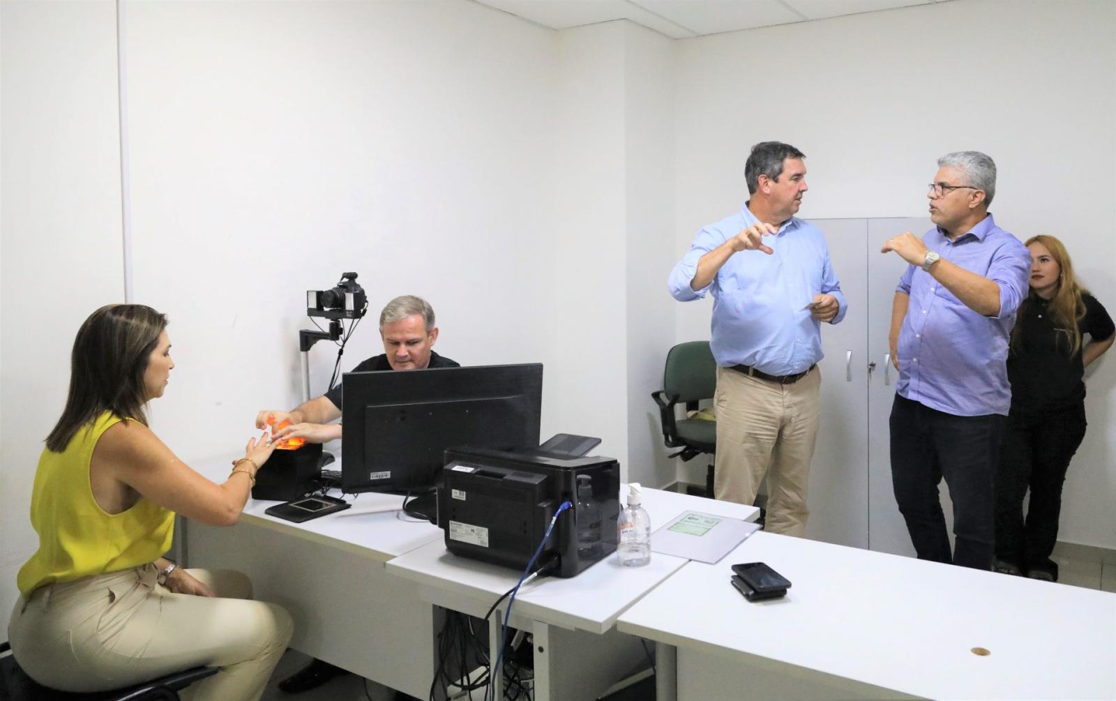 Governador faz novo RG e destaca que documento é gratuito à população.