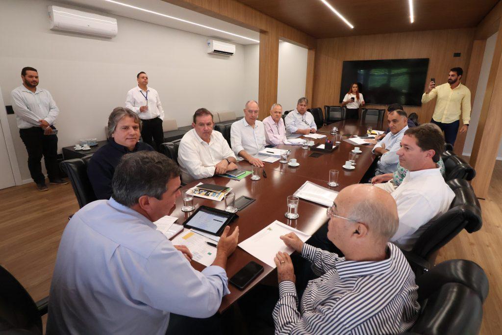 O Governador Eduardo Riedel recebe demandas de habitação e infraestrutura de Nova Andradina.