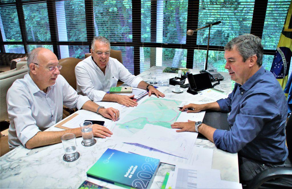 Governador Eduardo Riedel garante mais de R$ 30 milhões para pavimentar bairros em Ponta Porã.