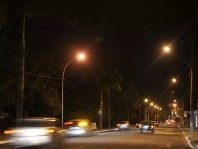 Pedido atendido: rua do Tijuca recebe lâmpadas novas após pedido do Professor Riverton.