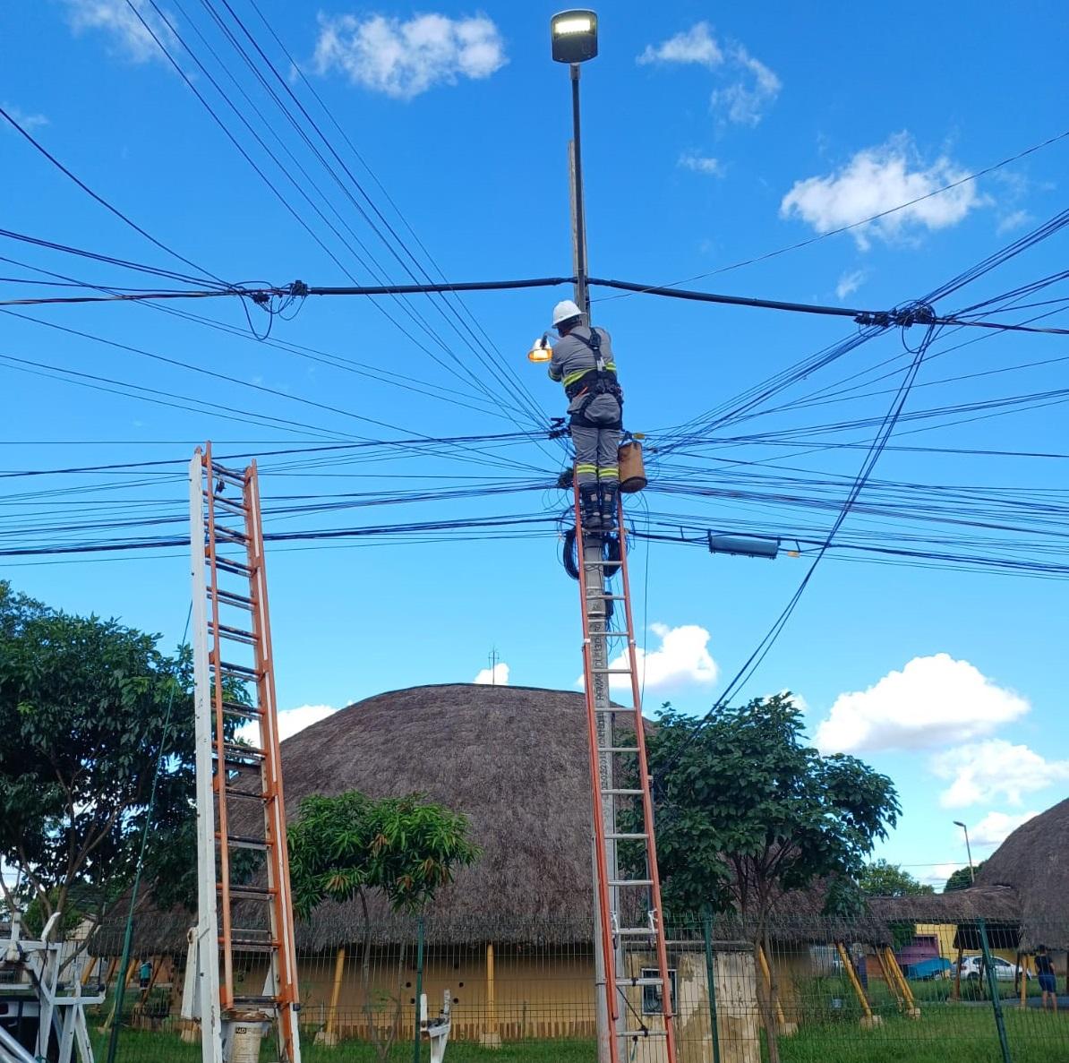 Após solicitação do Professor Riverton, rua da aldeia Marçal de Souza recebe reparo na iluminação.