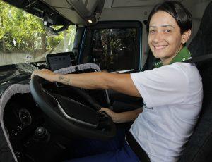 Qualificada pelo Voucher Transportador, Dani foi contratada dez dias após receber CNH de categoria E. Qualificada pelo Voucher Transportador, Dani foi contratada dez dias após receber CNH de categoria E.