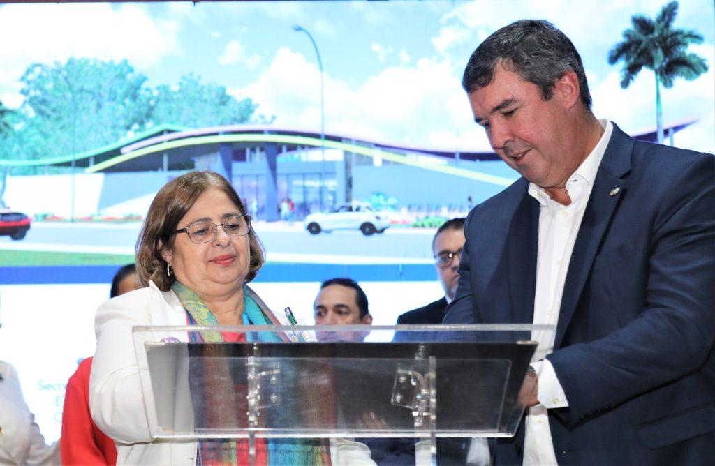 Governador Eduardo Riedel e Cida Gonçalves assinam a criação de casas da Mulher em Corumbá e Dourados. Governador Eduardo Riedel e Cida Gonçalves assinam a criação de casas da Mulher em Corumbá e Dourados.