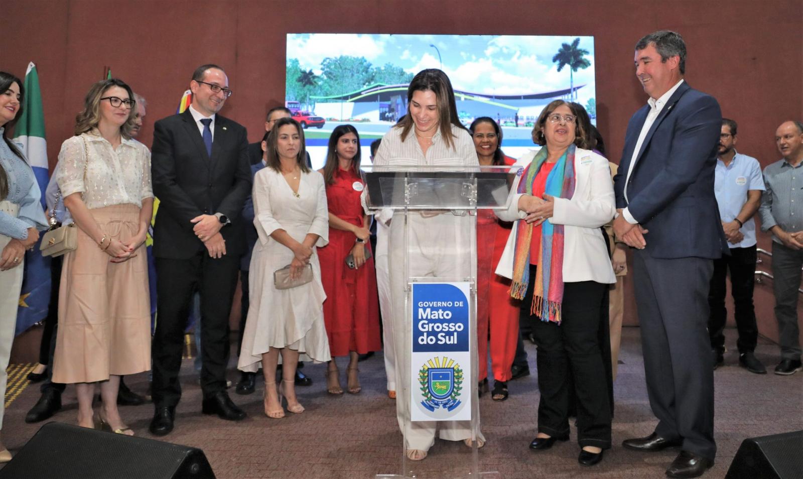 Governador Eduardo Riedel e Cida Gonçalves assinam a criação de casas da Mulher em Corumbá e Dourados. Governador Eduardo Riedel e Cida Gonçalves assinam a criação de casas da Mulher em Corumbá e Dourados.