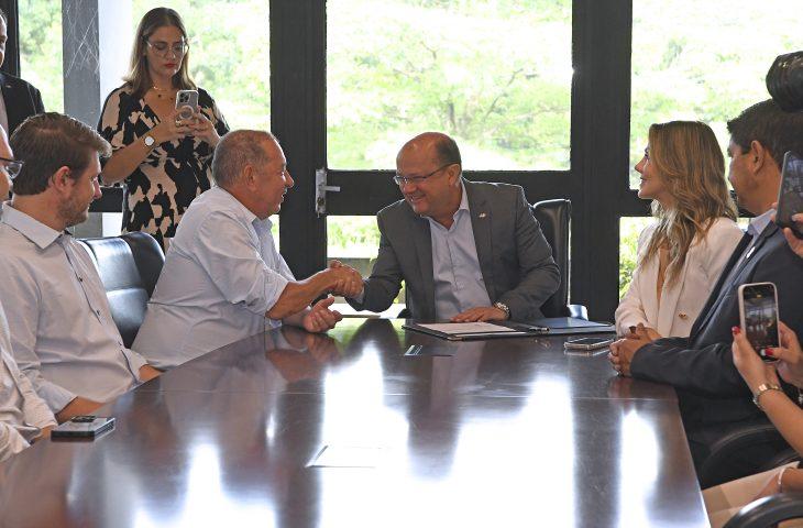 Barbosinha assume como governador em exercício de Mato Grosso do Sul até dia 14 de janeiro. Barbosinha assume como governador em exercício de Mato Grosso do Sul até dia 14 de janeiro.