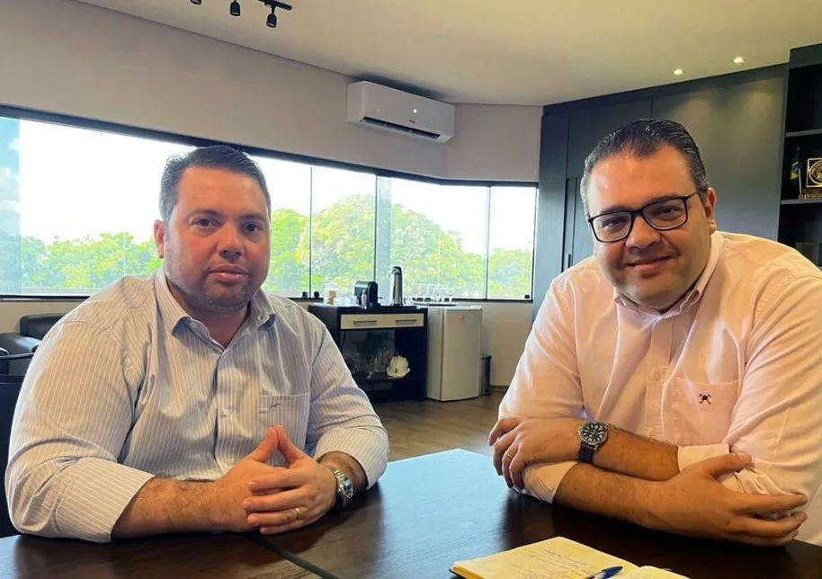 Deputado assume PL com especulação sobre vice para esposa e possibilidade de conflito no partido. Deputado assume PL com especulação sobre vice para esposa e possibilidade de conflito no partido.
