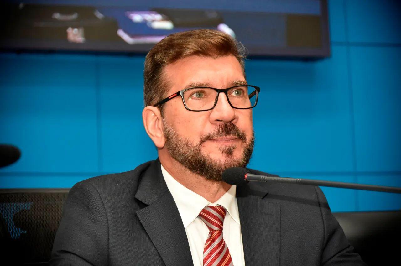 Deputado critica ausência de governador em exercício a evento em Brasília. Deputado critica ausência de governador em exercício a evento em Brasília.