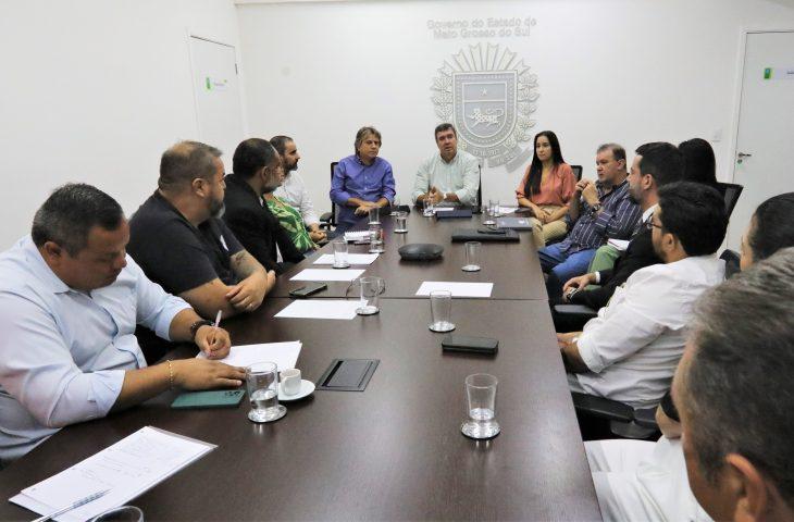 Governador Eduardo Riedel de Mato Grosso do Sul recebe representantes do Fórum dos Servidores para discutir questão previdenciária. Governador Eduardo Riedel de Mato Grosso do Sul recebe representantes do Fórum dos Servidores para discutir questão previdenciária.