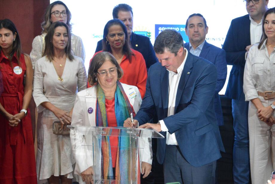 Governador Eduardo Riedel e Cida Gonçalves assinam a criação de casas da Mulher em Corumbá e Dourados. Governador Eduardo Riedel e Cida Gonçalves assinam a criação de casas da Mulher em Corumbá e Dourados.