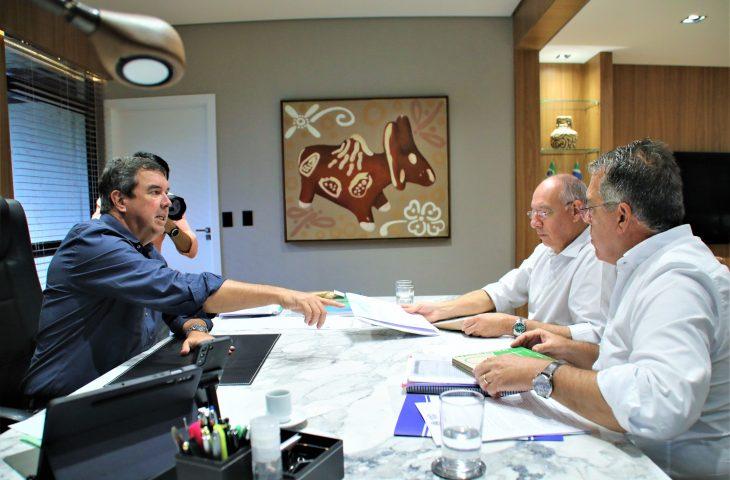 Governador Eduardo Riedel garante mais de R$ 30 milhões para pavimentar bairros em Ponta Porã. Governador Eduardo Riedel garante mais de R$ 30 milhões para pavimentar bairros em Ponta Porã.