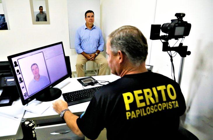 Governador Eduardo Riedel faz novo RG e destaca que documento é gratuito à população. Governador Eduardo Riedel faz novo RG e destaca que documento é gratuito à população.