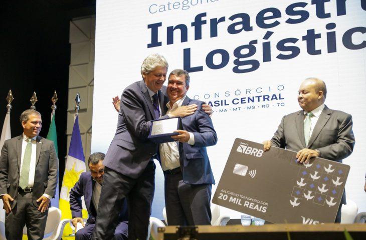 O Governador Eduardo Riedel de Mato Grosso do Sul é premiado nacionalmente por boas práticas em infraestrutura e gestão pública. O Governador Eduardo Riedel de Mato Grosso do Sul é premiado nacionalmente por boas práticas em infraestrutura e gestão pública.