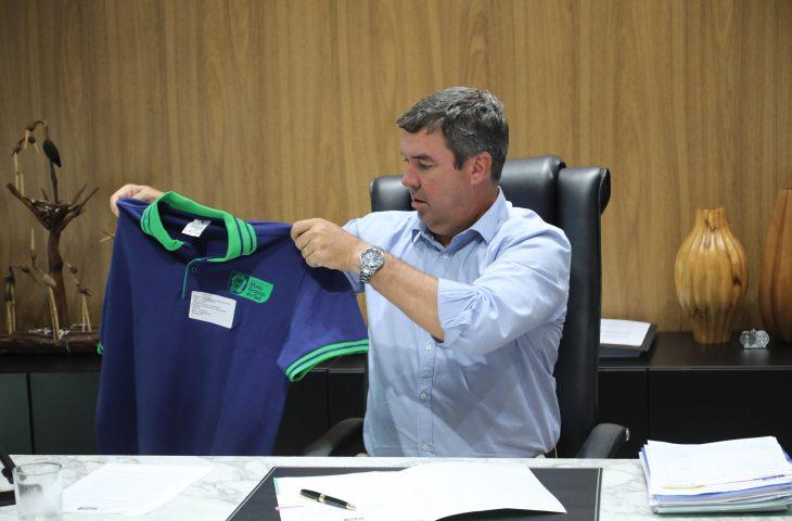Pela 1ª vez, administrativos da educação terão uniforme; confira como será vestimenta de alunos e funcionários. Pela 1ª vez, administrativos da educação terão uniforme; confira como será vestimenta de alunos e funcionários.