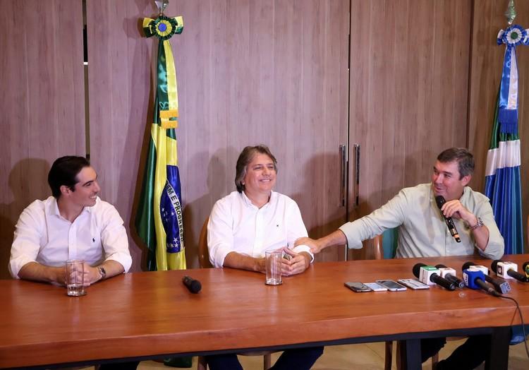 Governador Eduardo Riedel oficializa saída de Caravina, e novo secretário de Governo assume hoje dia 31 de Janeiro. Governador Eduardo Riedel oficializa saída de Caravina, e novo secretário de Governo assume hoje dia 31 de Janeiro.