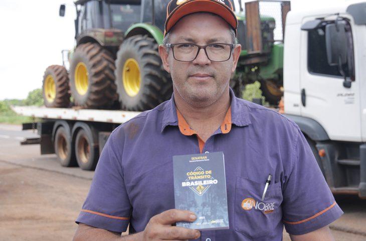Rodovida: fiscalização educativa na MS-040 aborda mais de 20 motoristas e orienta sobre exame toxicológico. Rodovida: fiscalização educativa na MS-040 aborda mais de 20 motoristas e orienta sobre exame toxicológico.