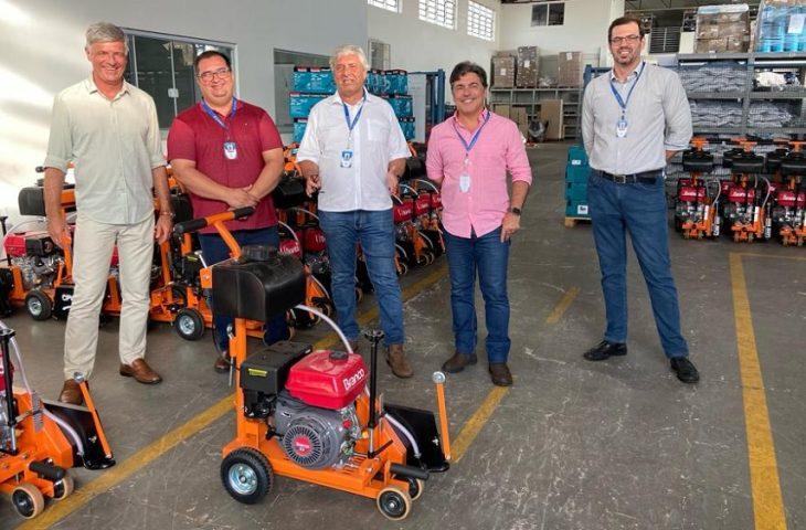 Sanesul entrega mais de R$ 1 milhão em equipamentos modernos para atender os municípios. Sanesul entrega mais de R$ 1 milhão em equipamentos modernos para atender os municípios.