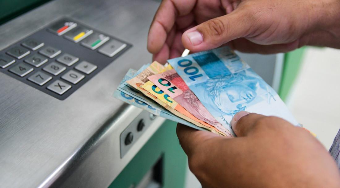 Servidores estaduais podem sacar salário já neste sábado. Servidores estaduais podem sacar salário já neste sábado.