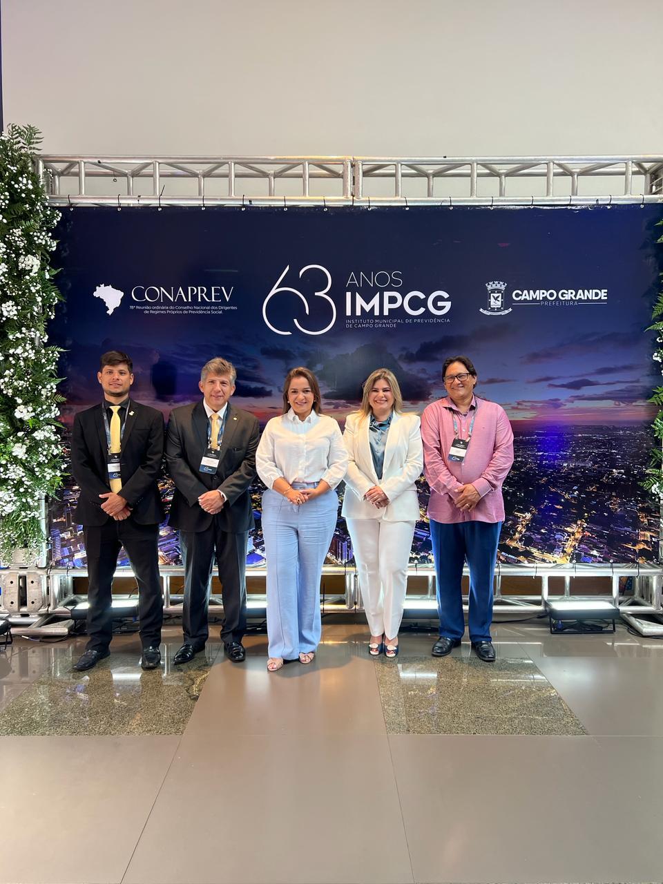 Vereador Tiago Vargas prestigia reunião do CONAPREV em Campo Grande ao lado da Prefeita Adriane Lopes.