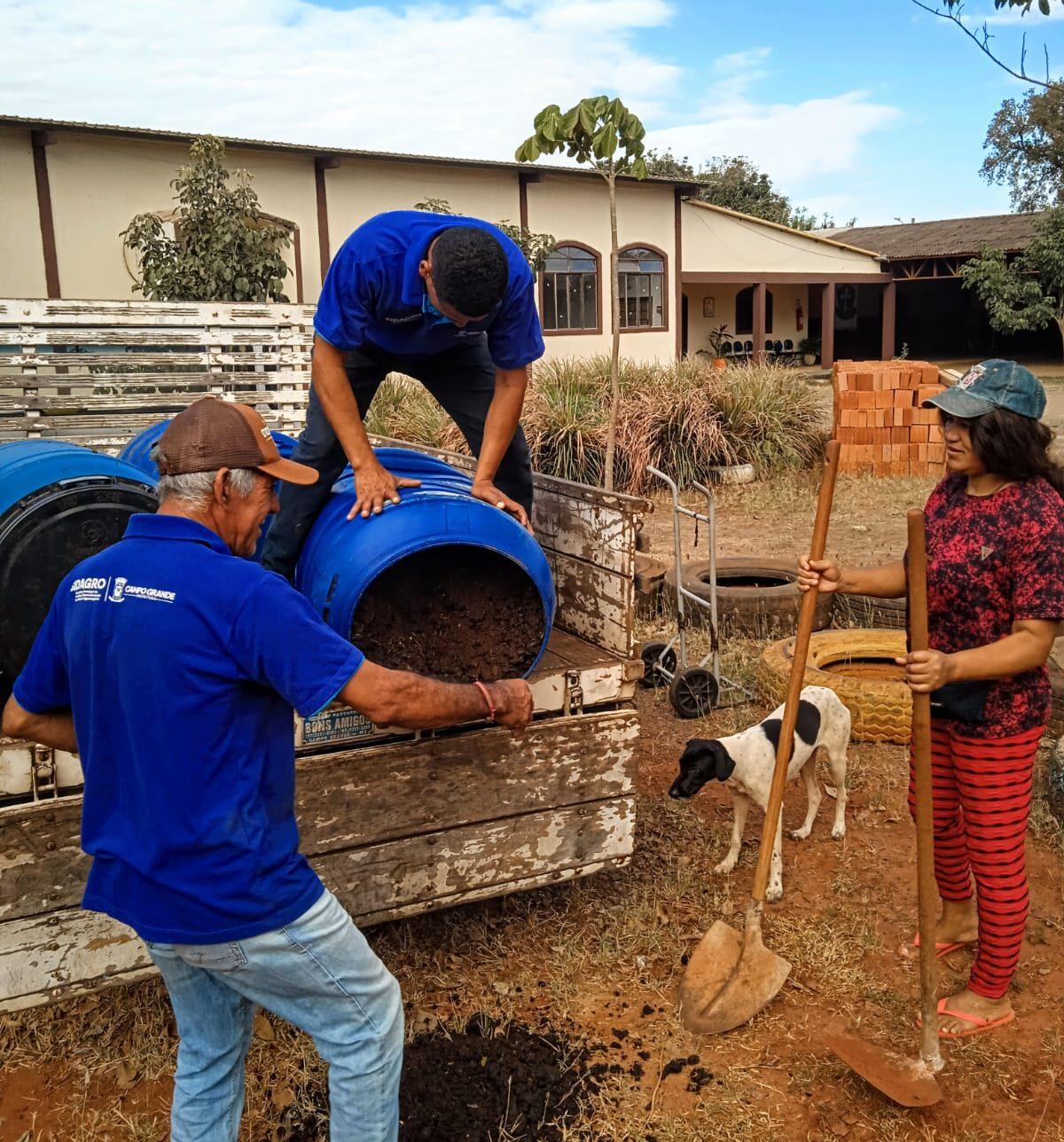 Prefeitura entrega mais de 600 toneladas de adubos para a agricultura familiar.