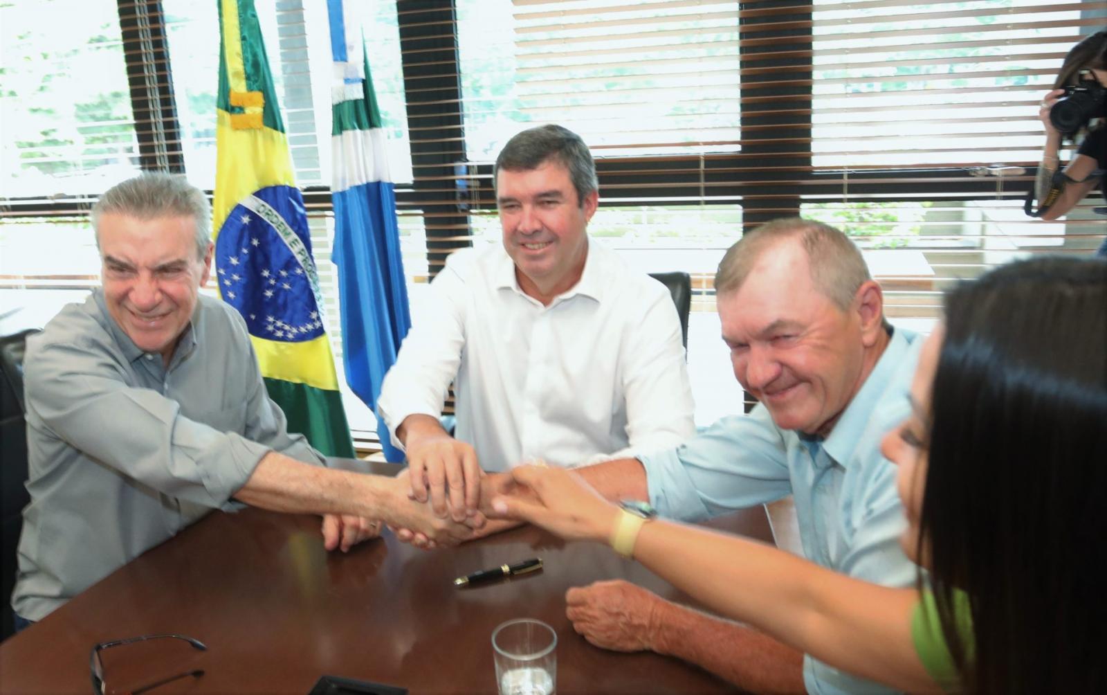 Municipalismo: governo assina convênio para pavimentar ruas de Coronel Sapucaia. Municipalismo: governo assina convênio para pavimentar ruas de Coronel Sapucaia.