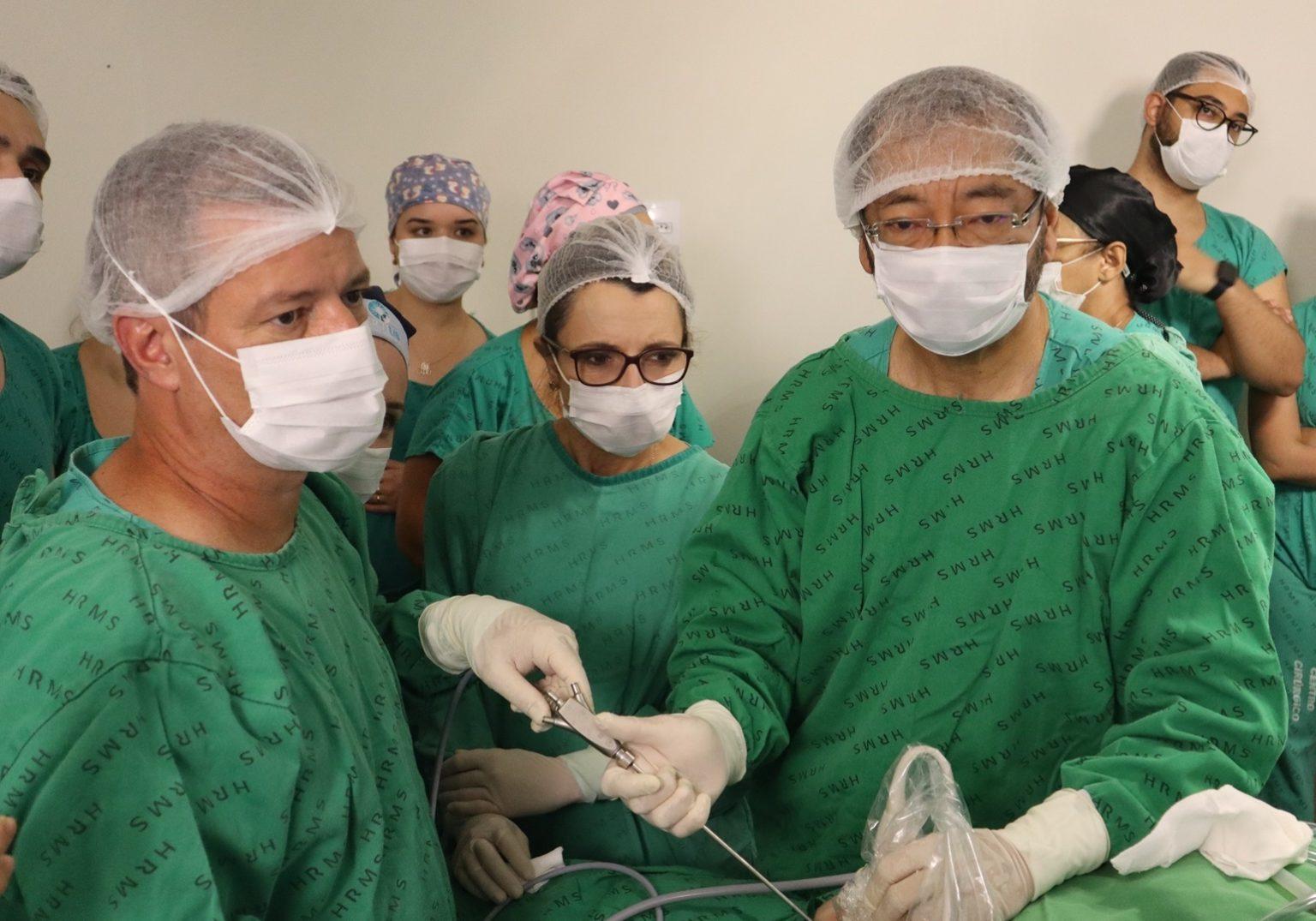 Hospital Regional opera bebê ainda no útero da mãe, procedimento inédito na unidade. Hospital Regional opera bebê ainda no útero da mãe, procedimento inédito na unidade.