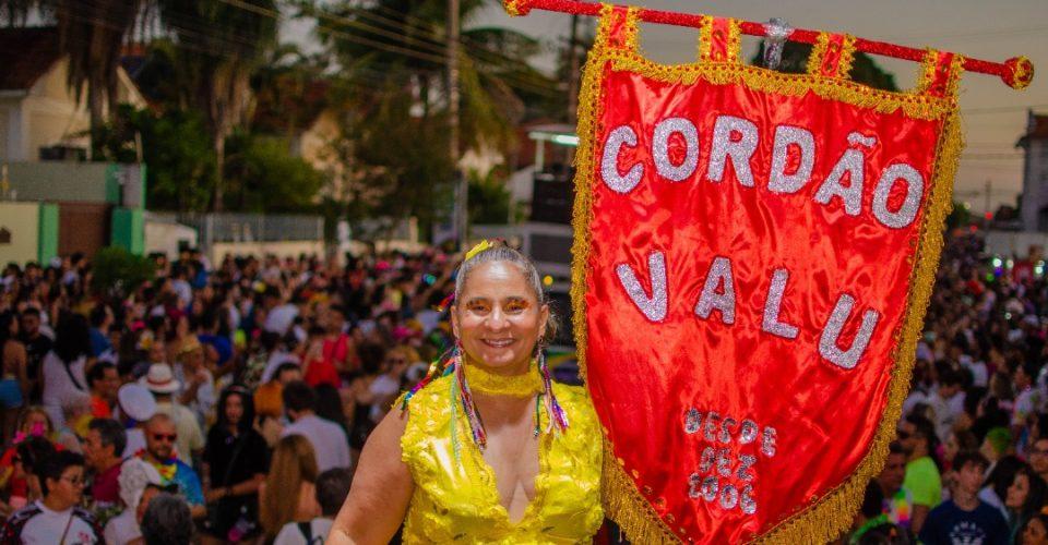 Agendão: Carnaval tem folia para todos os gostos, desfile das escolas de samba, Feira da Bolívia e Maiara e Maraísa.